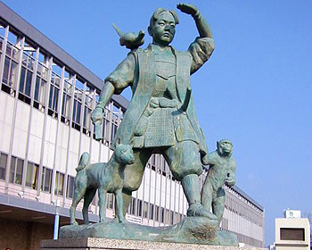 岡山県 岡山駅前に立つ桃太郎一行の像