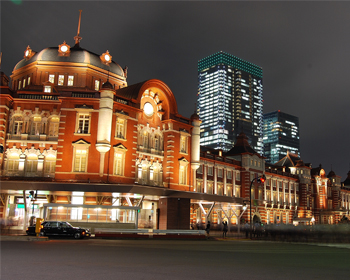 東京 東京駅の夜間のライトアップの風景